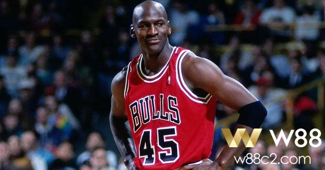 You are currently viewing MICHAEL JORDAN TỪNG KHIẾN CHICAGO BULLS “BỐC HƠI” 2,5 TỶ CHỈ VÌ CHIẾC ÁO ĐẤU